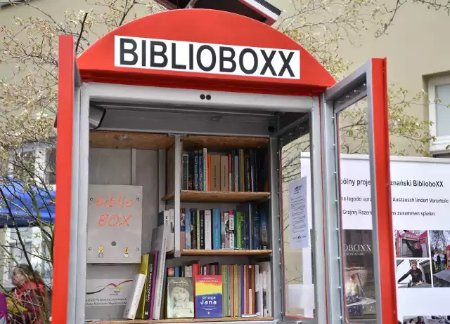 Mobilna biblioteka stanęła w Poznaniu przy ul. Za Bramką. Będzie ona czynna całą dobę, a wszyscy chętni będą mogli z niej wypożyczać książki do końca września tego roku