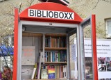 W Poznaniu stanęła mobilna mobilna biblioteka w formie budki telefonicznej. Książki będzie można wypożyczać do końca września