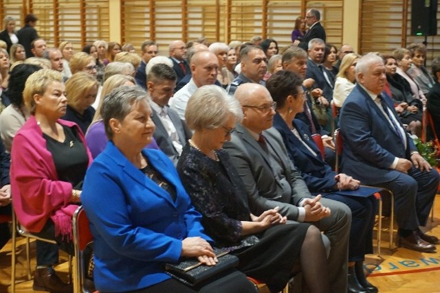 Piękny jubileusz ożarowskiego liceum. Były życzenia, gratulacje, występ młodych artystów i wspomnienia.