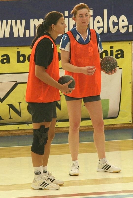 Litwinka Sandra Ruginyte (z lewej) i kielczanka Katarzyna Stradomska-Tutaj podczas poniedziałkowego treningu w zespole KSS Kielce.