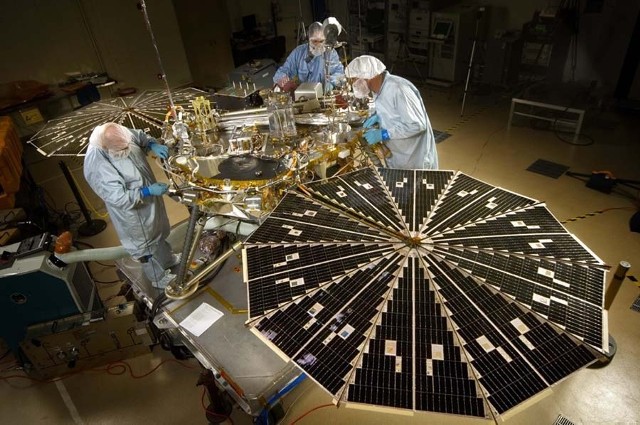 Centrum ma zajmować się przetwarzaniem i analizą danych z obserwacji sztucznych satelitów Ziemi oraz oferować ekspertyzę sprzętową w ramach tych obserwacji.Zdjęcie ilustracyjne: Zespół naukowców z NASA poodzcas testów lądownika Phoenix
