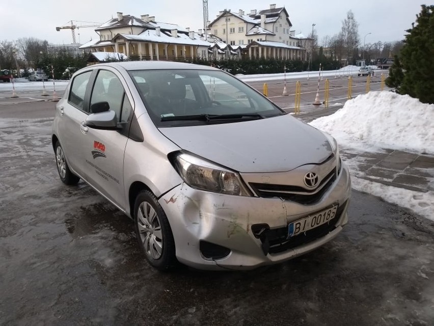 Zniszczona toyota yaris z WORD-u Białystok, którą w bramę...