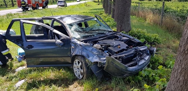 W niedzielę około godz 13:40 na drodze krajowej nr 6 koło Karlina, na wysokości miejscowości Kozia Góra doszło bardzo groźnie wyglądającego wypadku drogowego z udziałem jednego auta osobowego marki Volkswagen. Jak udało nam się ustalić na miejscu zdarzenia autem podróżowały dwie osoby, kobieta i mężczyzna w wieku około 30 lat. Para była w trasie, niestety mężczyzna kierujący samochodem zasnął z przemęczenia i na łuku auto wypadło z drogi. Samochód dachował kilka razy i zatrzymał się tuż przed drzewem. W wyniku tego zdarzenia ciężko ranny został kierowca volkswagena (obywatel Niemiec). Jego pasażerka odniosła lekkie obrażenia, oboje zostali przetransportowani do szpitala.Zobacz także: Wypadek na krajowej "6" koło Sianowa. Sześć samochodów rozbitych