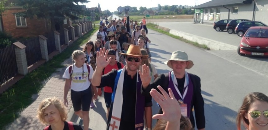 Pielgrzymka z Ostrowca Świętokrzyskiego w drodze na Jasną Górę. W piątek gościem pielgrzymów był misjonarz z Ekwadoru (MNÓSTWO ZDJĘĆ)