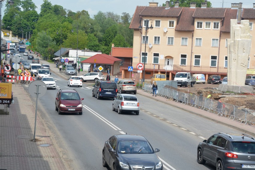 W Sępólnie trwa remont chodników wzdłuż ulicy Hallera. Są...