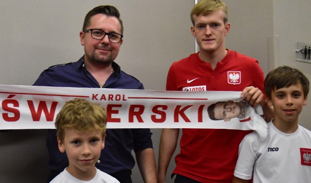 Karol Świderski z Robertem Szwarcem dyrektorem sportowym AKS SMS Łódź oraz wychowankami klubu.