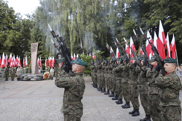 Obchody 74. rocznicy Powstania Warszawskiego w Białymstoku. Białostoczanie i władze miasta uczcili pamięć powstańców