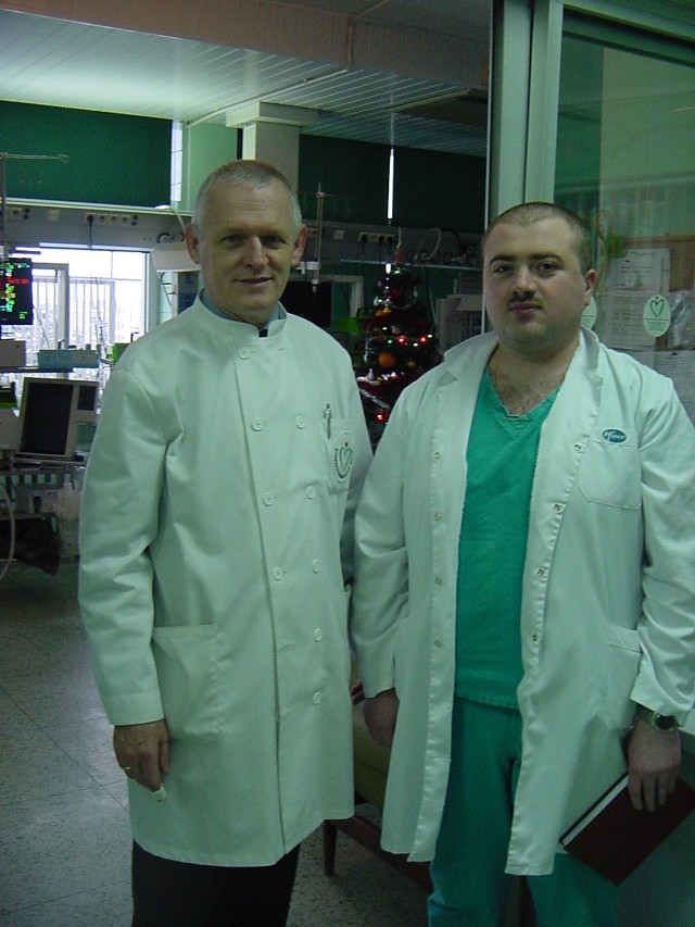 Profesor Michał Wojtalik, szef Kliniki Kardiochirurgii Dziecięcej UMP ze swoim wychowankiem doktorem Tornike Sologashvili, kardiochirurgiem dziecięcym ze Szpitala Uniwersyteckiego w Genewie