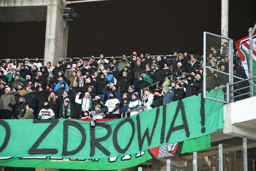 Kibice Legii Warszawa na Suzuki Arenie na meczu 1/8 Fortuna Pucharu Polski z Koroną Kielce. Tak 700 fanów wspierało swój zespół