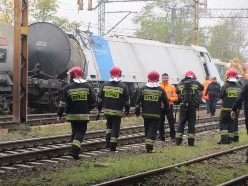 Gniezno: Wykoleił się pociąg z siarką [ZDJĘCIA]