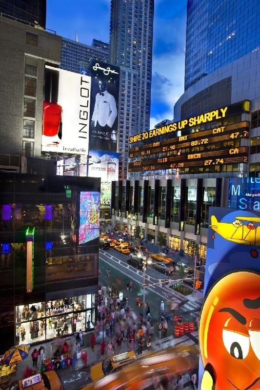 Nowy Jork. Skrzyżowanie Broadway i 48. ulicy. Sklep Inglota na dole, powyżej jego ogromna reklama.