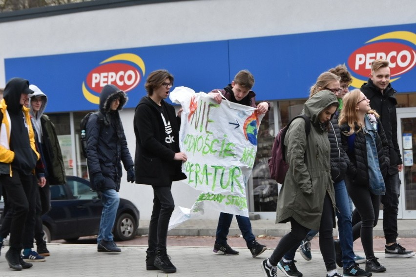 Uczniowie z Grodkowa protestowali przeciw zmianom klimatycznym