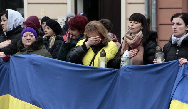 Wiec solidarności z Ukrainą na Rynku w Grudziądzu odbył się w pierwszą rocznicę rosyjskiej agresji