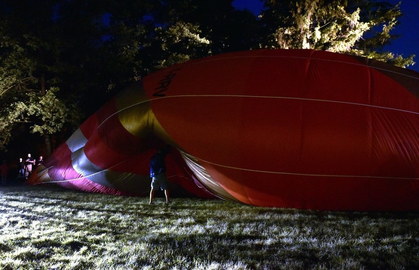 Zawody balonowe w Nałęczowie 2015. Nocny pokaz przed Starymi Łazienkami (ZDJĘCIA, WIDEO)