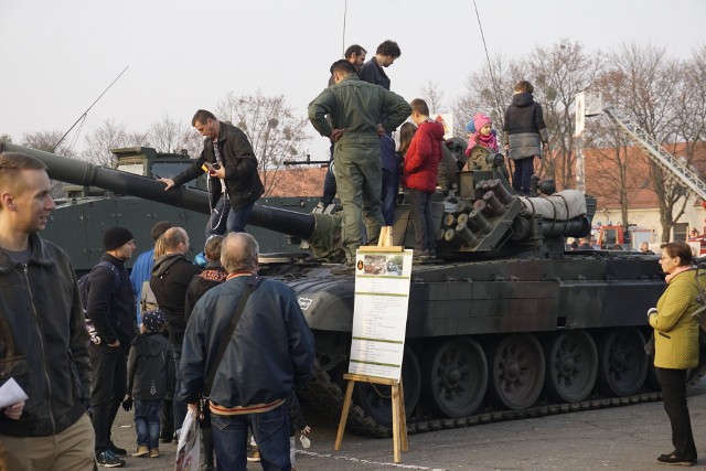 Rodziny z dziećmi, dziadkowie z wnukami, starsi i maluchy w wózkach – tłumy ludzi wybrały się na piknik wojskowy „Służymy Niepodległej”. Czekała tutaj na nich moc atrakcji. Na zakończenie imprezy wspólnie odśpiewano „Marsz I Brygady” i odbył się Capstrzyk Niepodległości.