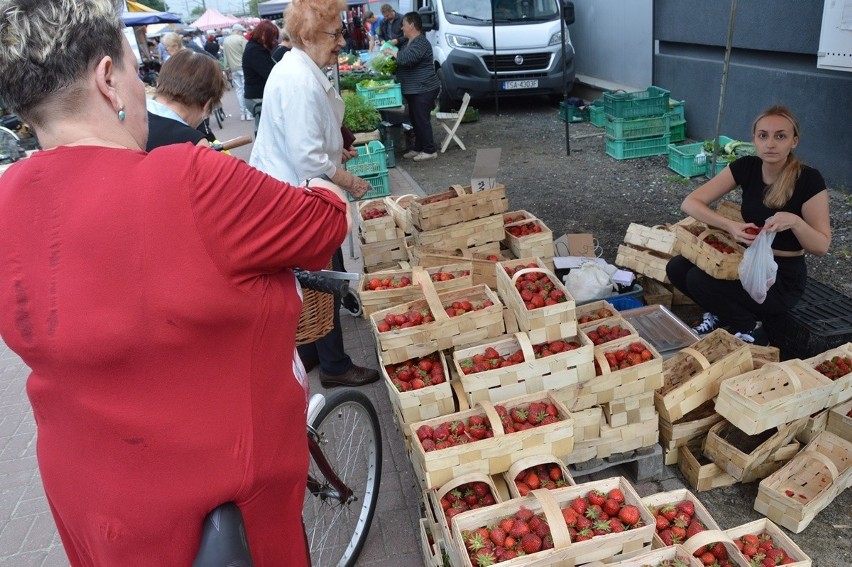 Piątkowy targ w Stalowej Woli. Na stoiskach królowały truskawki. Jakie ceny owoców i warzyw? Sprawdź