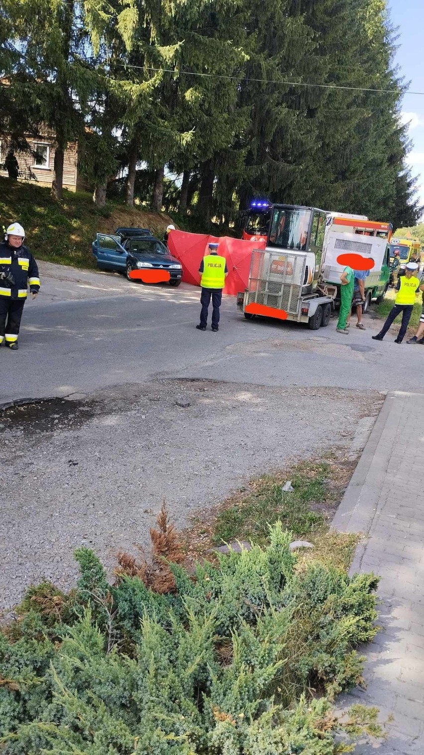 Wypadek w Wysokiej Strzyżowskiej. Poważnie ranny mężczyzna był reanimowany [ZDJĘCIA]
