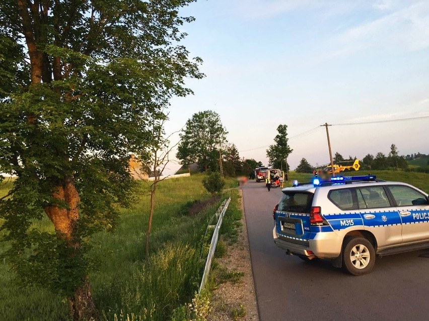 Rogożajny Wielkie. Śmiertelny wypadek na drodze powiatowej. Kierowca zjechał z drogi i wpadł do rowu (zdjęcia)