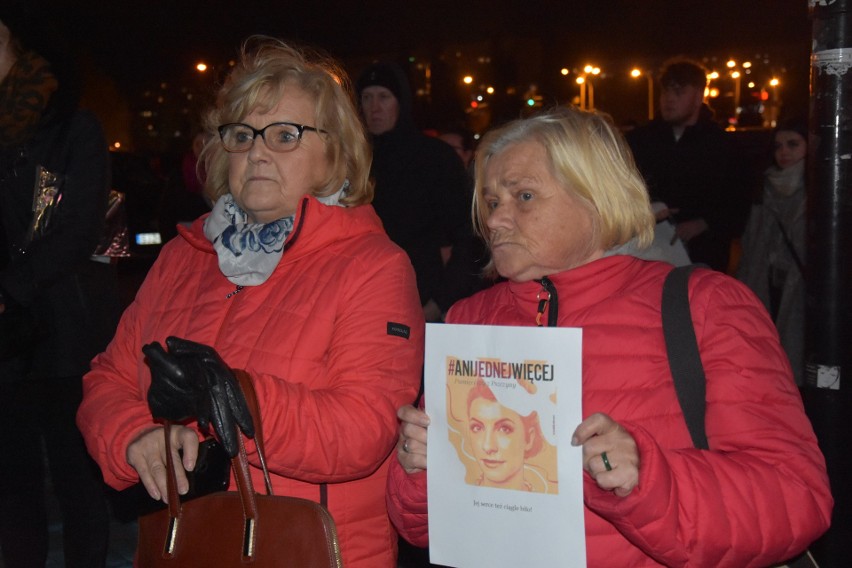 Protest w Jastrzębiu zgromadził kobiety i mężczyzn w różnym...
