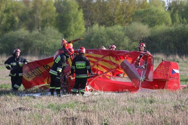 Na nieczynnym lotnisku w Skarbimierzu rozbila sie awionetka....