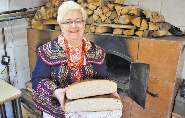 Krystyna Koral swój chleb wypieka w piecu z cegły szamotowej
