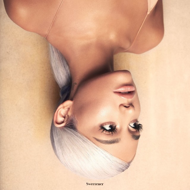 Ariana Grande „Sweetener”, Universal, 2018 Tak jak kiedyś Britney Spears i Christina Aguilera zamieniły się z dziecięcych gwiazdek w piosenkarki dla dorosłych, tak teraz dzieje się to z Arianą Grandę. Dowodem tego jest najnowszy album wokalistki, na którym znalazło się aż piętnaście efektownych piosenek. Efektownych – bo choć Ariana serwuje nowoczesny pop, to nie brak w jej utworach pomysłowych odwołań do R&B i hip-hopu. Część tego materiału wyprodukował Pharrell Williams i rzeczywiście słychać tu dotyk jego ręki. W efekcie „Sweetener” otwiera młodej wokalistce drogę na popowy Olimp. Czy będzie ona w stanie wykonać ten krok – dowiemy się, kiedy na rynek trafi jej kolejna płyta. 