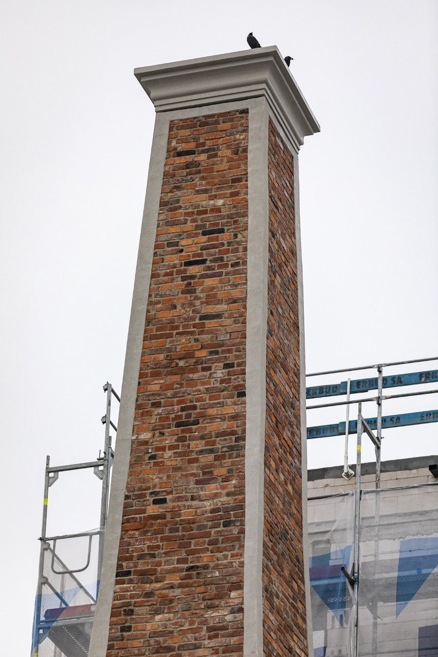 Zabytkowy komin jest pamiątką industrialnej historii...