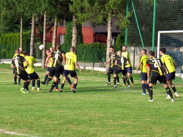 Błękitni Grzęska (żółte koszulki) wysoko ograli Ostrovię Wola Buchowska.