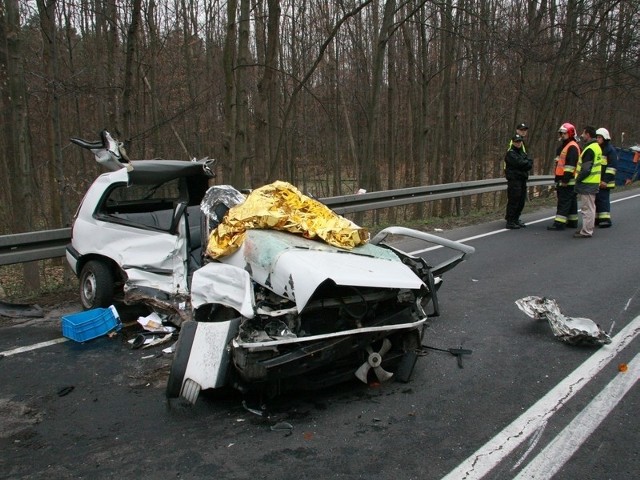 Kierowca tego nissana nie miał najmniejszych szans. Zginął na miejscu.