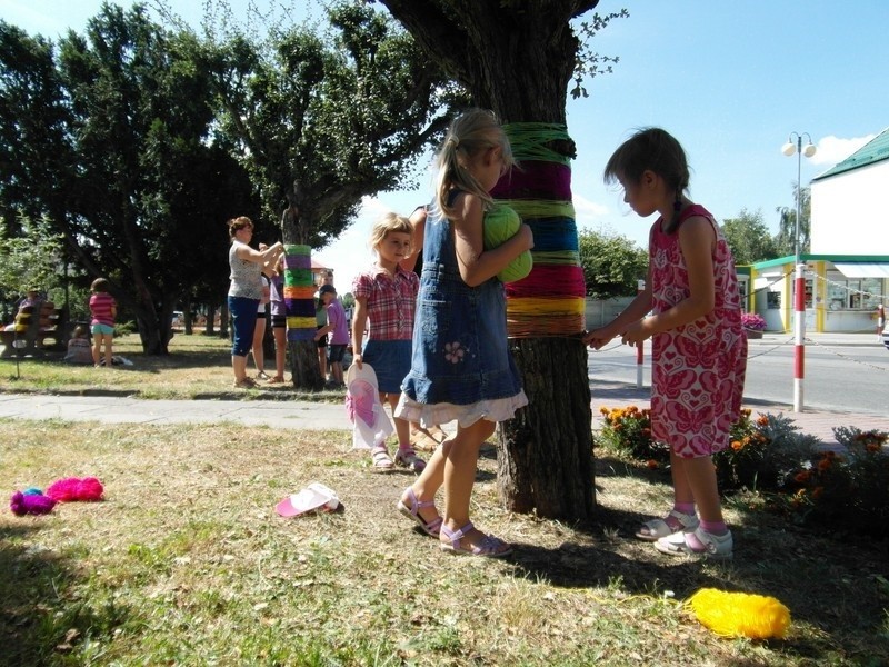 Dzieci zdobiły miasto owijając drzewa kolorową włóczką.