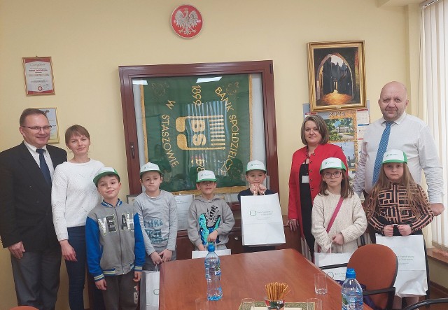 We wtorek, 7 marca członkowie Szkolnej Kasy Oszczędności z odwiedzili jeden z oddziałów  Banku Spółdzielczego. Pojechali do Staszowa.