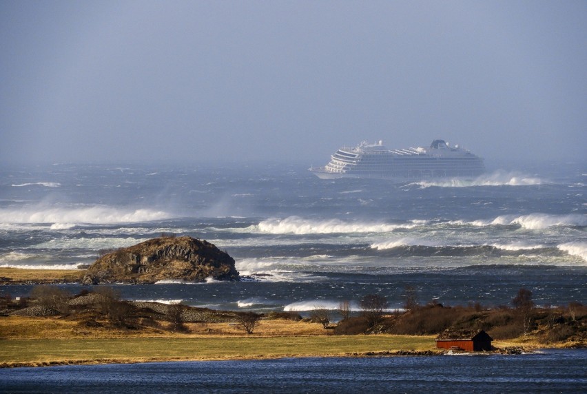 Norwegia: Dramatyczna akcja ratunkowa. Trwa ewakuacja 1300 pasażerów statku wycieczkowego Viking Sky [ZDJĘCIA]