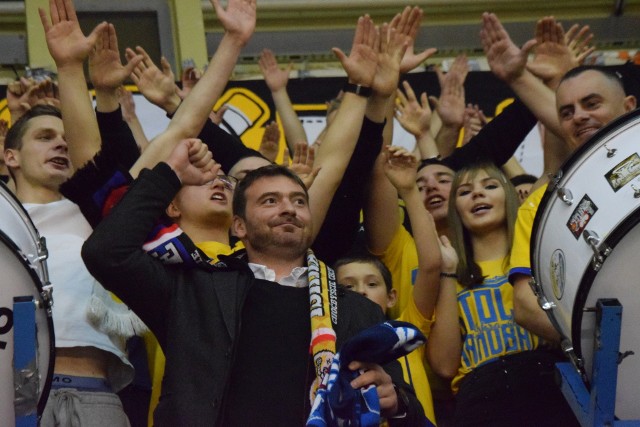 Podczas meczu PGE VIVE Kielce - Mieszków Brześć doszło do małej niespodzianki! Wśród kibiców pojawił się Rastko Stojković, były zawodnik obu tych klubów. Serb początkowo siedział na trybunach obok prezesa klubu z Polski, Bertusa Servaasa, a następnie na zaproszenie najzagorzalszych fanów gospodarzy wybrał się na młyn i w pewnym momencie poprowadził nawet doping! Rastko zdobył z zespołem z Kielc między innymi trzy tytuły mistrza Polski i zajął z nim trzecie miejsce w Lidze Mistrzów sezonu 2012/2013.