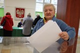 Głosują mieszkańcy Barwic. Trwają wybory i referendum [ZDJĘCIA]