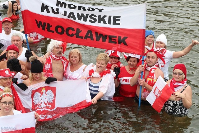 We Włocławku amatorzy lodowatych kąpieli w barwach białych i czerwonych przywitali dzień 11 listopada. Weszli do wody jeziora Czarnego o godz. 13