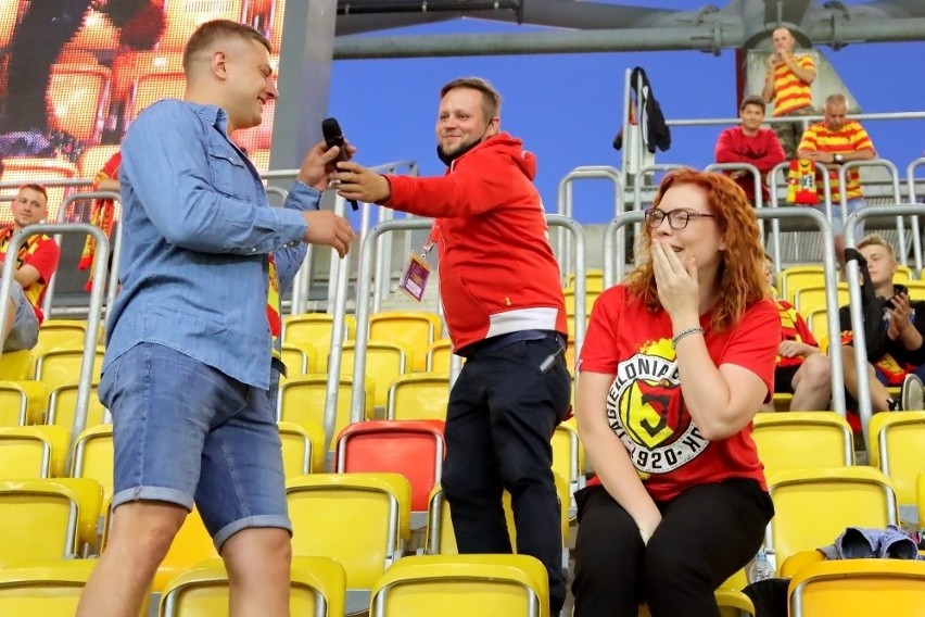 Oświadczyny na stadionie w Białymstoku