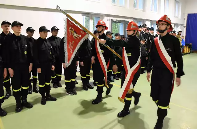 Z okazji obchodów Dnia Strażaka, Młodzieżowa Drużyna Pożarnicza przy OSP w Rojewie otrzymała proporzec.