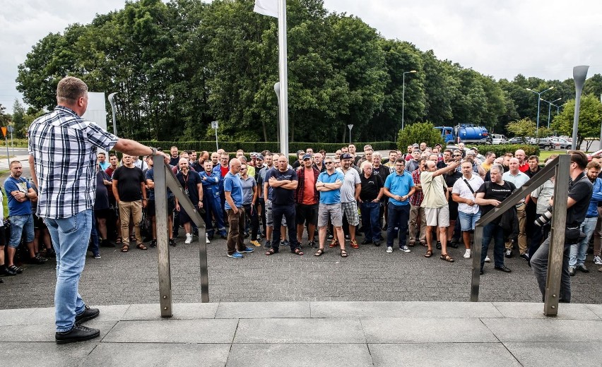 Pracownicy Lotosu protestowali przez siedzibą spółki...