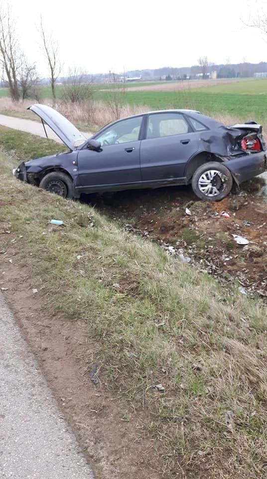 Barszczewo. Wypadek na szosie Kruszewskiej. Dachowanie auta, jedna osoba ranna. "Starszy pan zajechał mu drogę" [ZDJĘCIA]