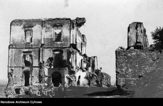 Na kolejnych slajdach zobacz archiwalne zdjęcia zamku z lat 1918- 1939>>>>