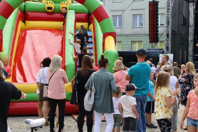 W sierpniu piknik rodzinny z możliwością szczepień odbył się między innymi w Białobrzegach tam też były dmuchańce dla najmłodszych.