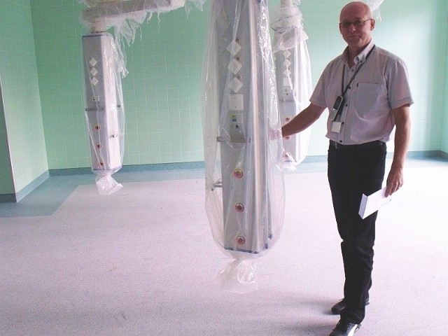 Leszek Piątkowski, kierownik działu przygotowania i realizacji inwestycji pokazuje kolumny do montowania sprzętu medycznego na OIOM-ie