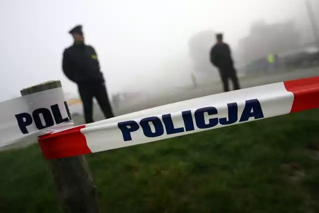 Do tragedii doszło w poniedziałek, 24 września. Wiadomo, że na cmentarzu w Porębie znaleziono ciało 35-letniego policjanta, który od 10 lat był na służbie.