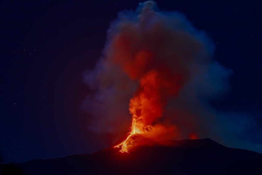 Włochy: Etna znów wyrzuciła chmury dymu i strumienie lawy. Nawet naukowcy są zachwyceni widokami (VIDEO)