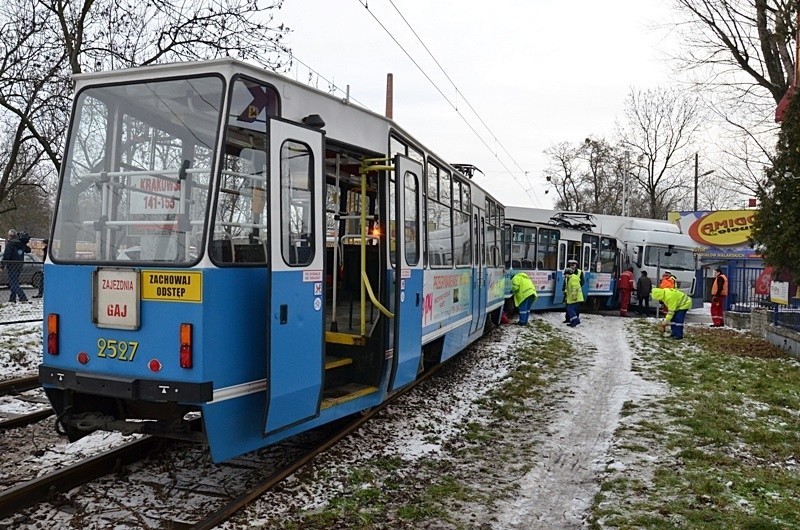 Wypadek na Krakowskiej: Tramwaj wbił się w tira. Trzy osoby ranne (FILM, ZDJĘCIA)