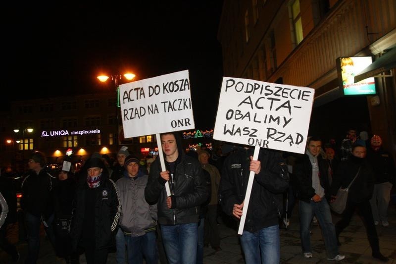 Mieli transparenty z hasłami: "Podpiszecie ACTA, my obalimy...