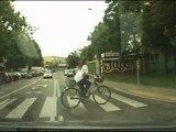 Rowerzyści szaleją na ulicach. Internauta cudem ich nie rozjechał (wideo)