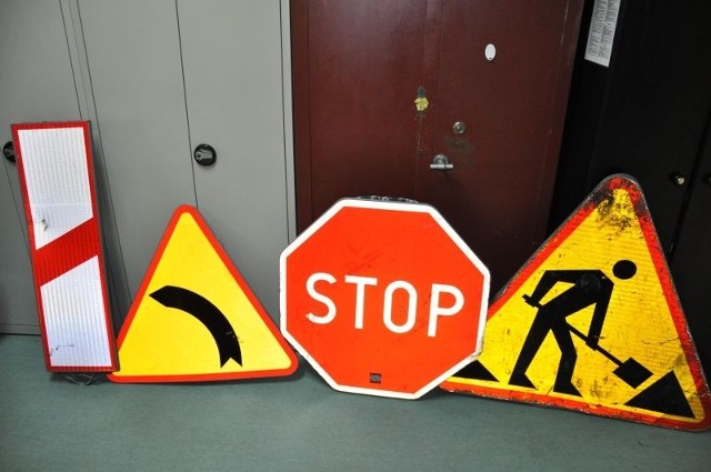 Znaki zostały skradzione z drogi przed przejazdem kolejowym w gminie Gielniów.