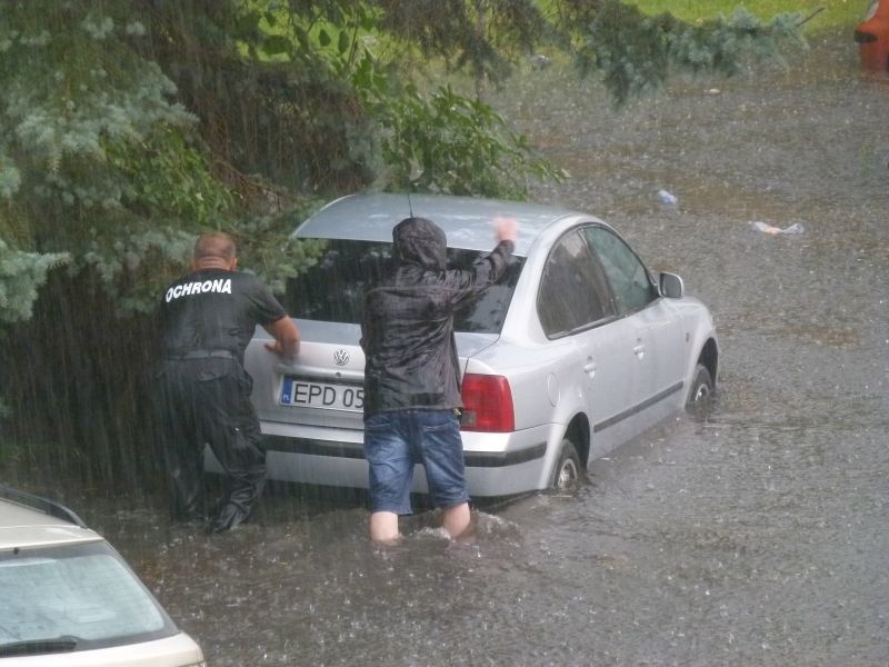 Ciśnienie wody wyrywa drzwi od garażu – relacjonował...