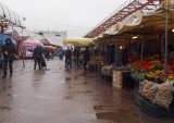 Zakupy na targowisku Korej w Radomiu w strugach deszczu. Jakie ceny warzyw i owoców?
